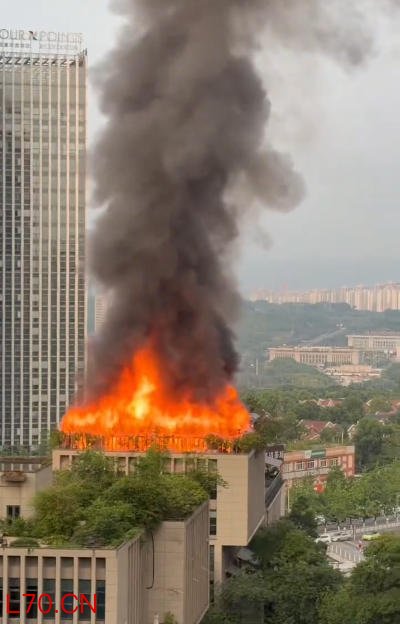 重庆一楼房房顶起火，现场火势冲天！辖区街道：无人员伤亡