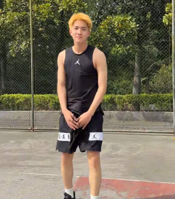 张百乔给弟弟找对象 颜值超高引关注