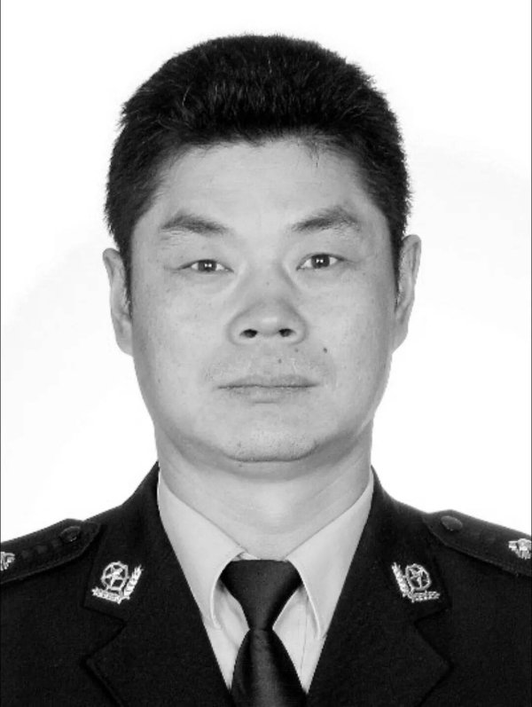 民警张义文处警中腹腔动脉被刺，忍痛40秒击落歹徒手中尖刀，经抢救无效不幸牺牲，年仅48岁